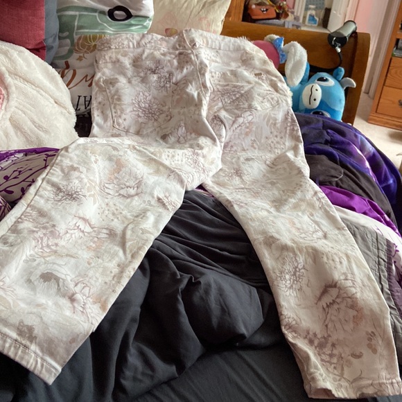 Reitman’s Women’s long floral pants. 36. - Picture 2 of 3